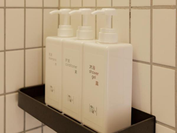 Hi Cozy International Youth Hostel East Nanjing Road & The Bund - Free Coffee and Gym : photo 8 de la chambre bed in 2-bed female dormitory room with private bathroom