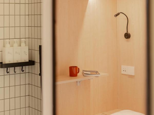 Hi Cozy International Youth Hostel East Nanjing Road & The Bund - Free Coffee and Gym : photo 7 de la chambre bed in 2-bed female dormitory room with private bathroom