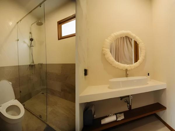 Taryn Tara Cafe and Stay : photo 9 de la chambre chambre lit king-size avec balcon