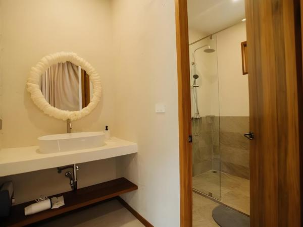 Taryn Tara Cafe and Stay : photo 8 de la chambre chambre lit king-size avec balcon