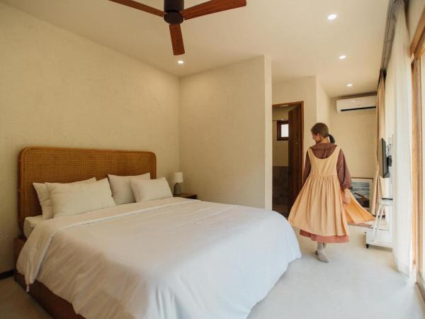 Taryn Tara Cafe and Stay : photo 1 de la chambre chambre lit king-size avec balcon