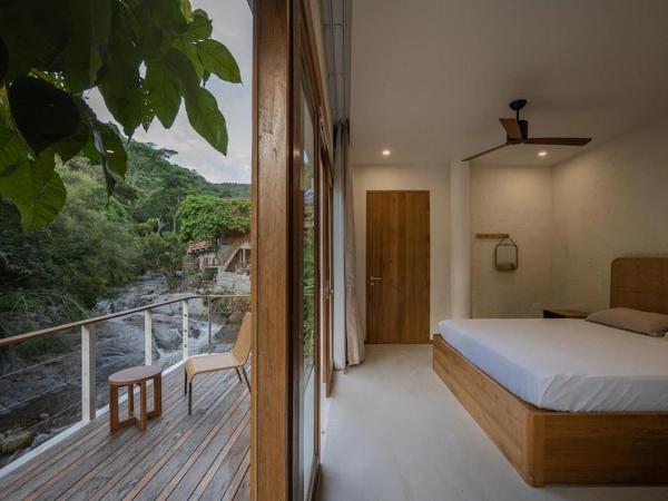 Taryn Tara Cafe and Stay : photo 2 de la chambre chambre lit king-size avec balcon