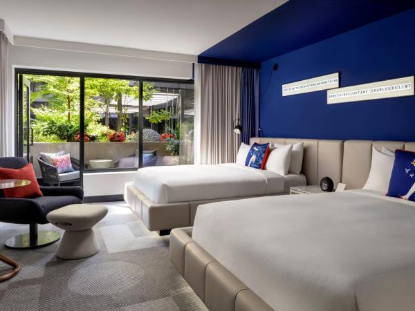 W Toronto : photo 1 de la chambre chambre 2 lits queen-size terrasse merveilleuse - vue sur cour