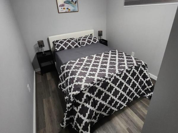 Entire Basement Suite with Private Entrance : photo 3 de la chambre chambre double