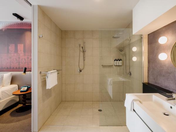 Hotel Indigo Sydney Potts Point, an IHG Hotel : photo 3 de la chambre one-bedroom suite with city skyline view