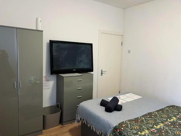 Rooms in a shared accommodation with Netflix, 10 min walk to LFC : photo 4 de la chambre chambre double Économique