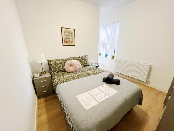 Rooms in a shared accommodation with Netflix, 10 min walk to LFC : photo 5 de la chambre chambre double Économique