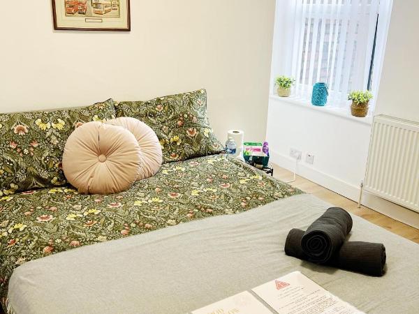 Rooms in a shared accommodation with Netflix, 10 min walk to LFC : photo 6 de la chambre chambre double Économique