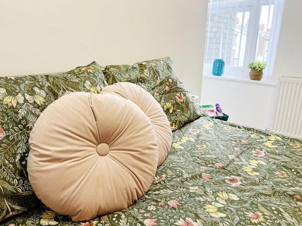 Rooms in a shared accommodation with Netflix, 10 min walk to LFC : photo 7 de la chambre chambre double Économique