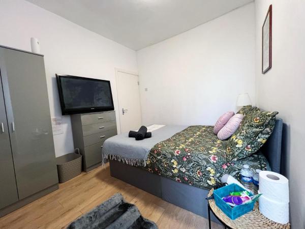 Rooms in a shared accommodation with Netflix, 10 min walk to LFC : photo 3 de la chambre chambre double Économique