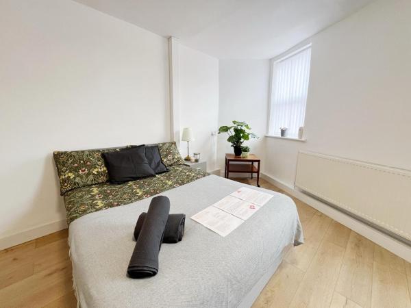 Rooms in a shared accommodation with Netflix, 10 min walk to LFC : photo 9 de la chambre chambre double Économique