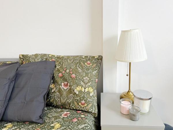 Rooms in a shared accommodation with Netflix, 10 min walk to LFC : photo 8 de la chambre chambre double Économique