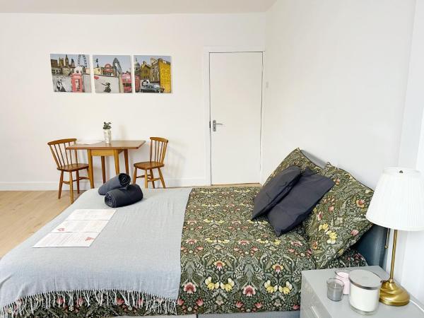 Rooms in a shared accommodation with Netflix, 10 min walk to LFC : photo 5 de la chambre chambre double Économique