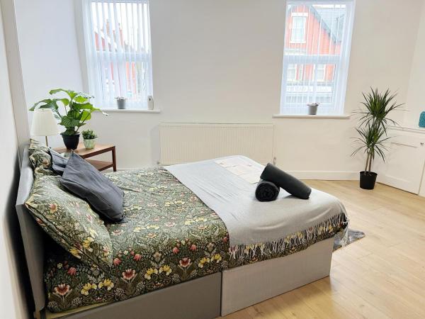 Rooms in a shared accommodation with Netflix, 10 min walk to LFC : photo 2 de la chambre chambre double Économique