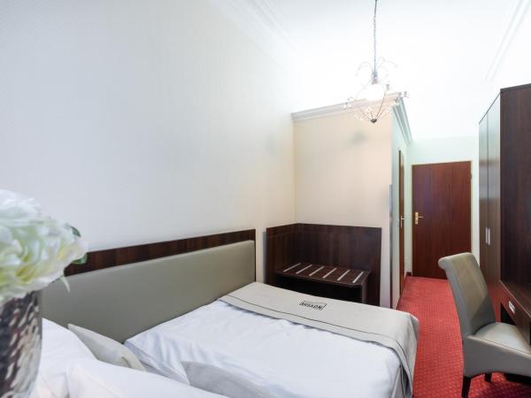 Novum Hotel Graf Moltke Hamburg : photo 2 de la chambre chambre simple standard avec lit queen-size