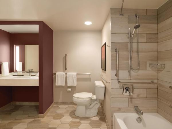 Embassy Suites by Hilton Phoenix Downtown North : photo 1 de la chambre one-bedroom suite - mobility access/bath tub
