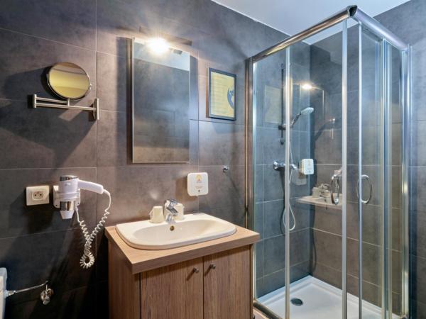 Adonis Hotel Strasbourg : photo 2 de la chambre chambre familiale