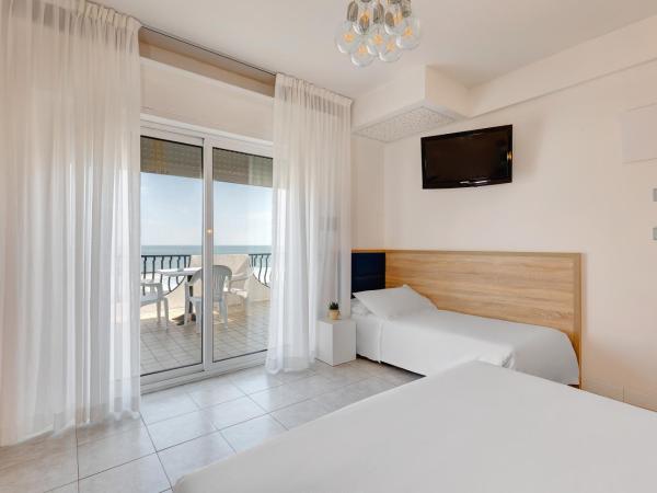 Hotel Delaville Frontemare : photo 1 de la chambre chambre triple - vue sur mer