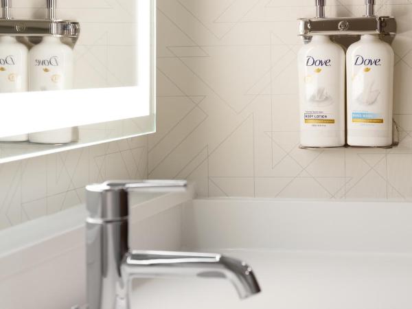 Holiday Inn Express & Suites Colorado Springs Central, an IHG Hotel : photo 3 de la chambre chambre standard