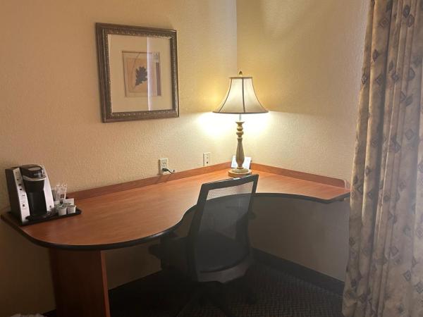 Holiday Inn Express Las Vegas-Nellis, an IHG Hotel : photo 4 de la chambre chambre standard avec 2 lits queen-size