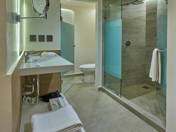 City Express Plus by Marriott Mazatlan : photo 1 de la chambre chambre avec 2 grands lits queen-size 