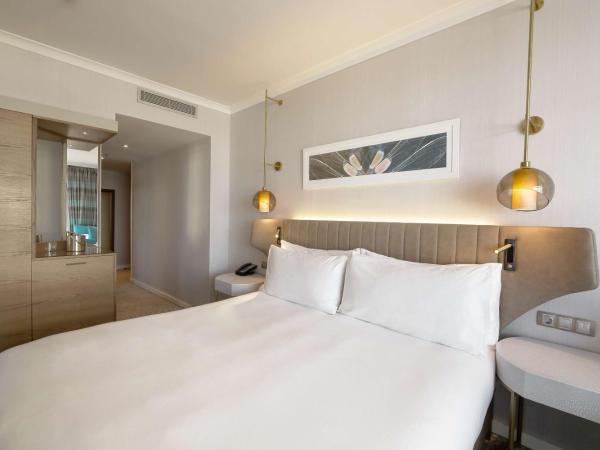 Hilton Diagonal Mar Barcelona : photo 5 de la chambre chambre lit king-size avec canapé-lit