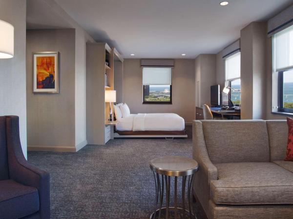 Hilton Chicago : photo 1 de la chambre chambre avec salon et lit escamotable
