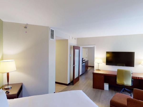 Hilton Charlotte Uptown : photo 4 de la chambre suite junior lit king-size avec coin salon
