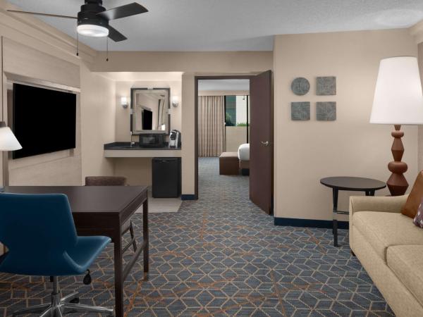 Embassy Suites by Hilton Phoenix Biltmore : photo 1 de la chambre suite 1 chambre lit king-size avec baignoire accessible aux personnes à mobilité réduite