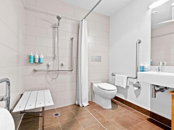 Novotel Queenstown Lakeside : photo 9 de la chambre chambre lit queen-size standard avec salle de bains accessible aux personnes à mobilité réduite