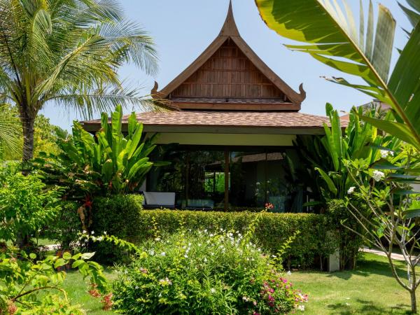 Lanta Palace Beach Resort & Spa - Adult Only : photo 1 de la chambre villa - vue sur jardin