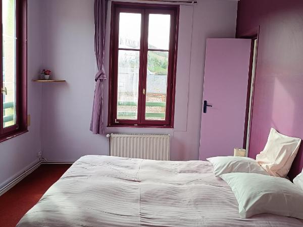 Les Galets Bleus : photo 2 de la chambre appartement 1 chambre avec vue sur la mer et baignoire spa