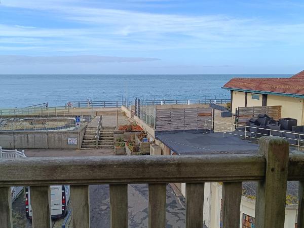Les Galets Bleus : photo 3 de la chambre appartement 1 chambre avec vue sur la mer et baignoire spa