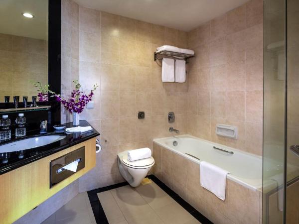 Furama City Centre : photo 4 de la chambre chambre familiale