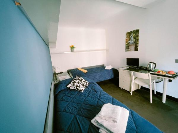 Ostello Bello Genova : photo 4 de la chambre chambre double ou lits jumeaux avec salle de bains privative