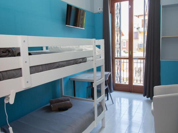 Guest House Turin Metro Young : photo 2 de la chambre chambre lits jumeaux avec toilettes communes