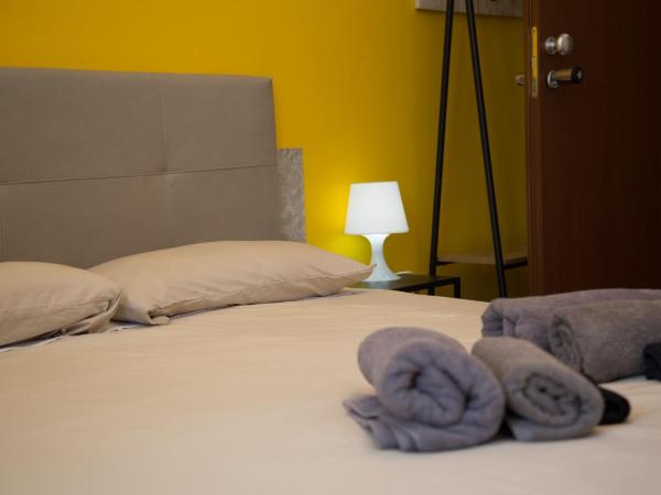 Guest House Turin Metro Young : photo 3 de la chambre chambre double avec salle de bains commune