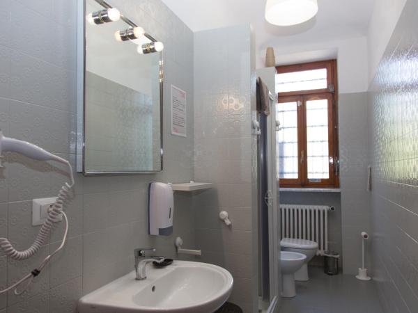 Guest House Turin Metro Young : photo 7 de la chambre chambre double avec salle de bains commune