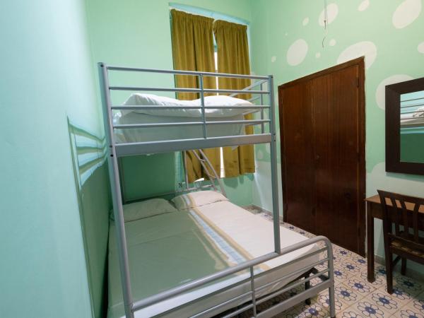 Naples Pizza Hostel : photo 2 de la chambre chambre triple avec salle de bains