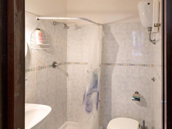 Naples Pizza Hostel : photo 4 de la chambre chambre triple avec salle de bains