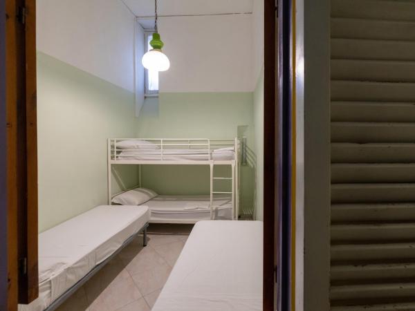 Naples Pizza Hostel : photo 2 de la chambre chambre triple basique avec salle de bains commune