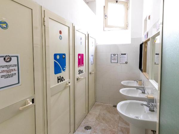 Naples Pizza Hostel : photo 6 de la chambre chambre triple basique avec salle de bains commune