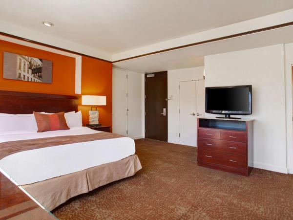 The Emily Morgan Hotel - A DoubleTree by Hilton : photo 6 de la chambre chambre lit king-size de luxe avec bain dans le jardin