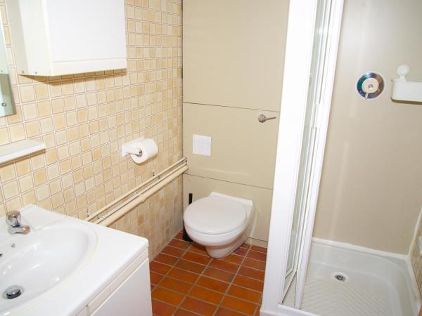 Pax Lodge : photo 3 de la chambre chambre lits jumeaux avec salle de bains