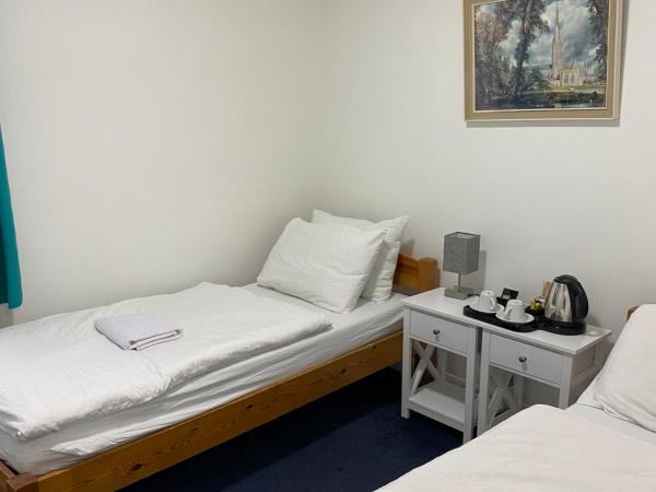 Pax Lodge : photo 1 de la chambre chambre lits jumeaux avec salle de bains