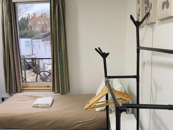 Pax Lodge : photo 3 de la chambre chambre familiale avec salle de bains