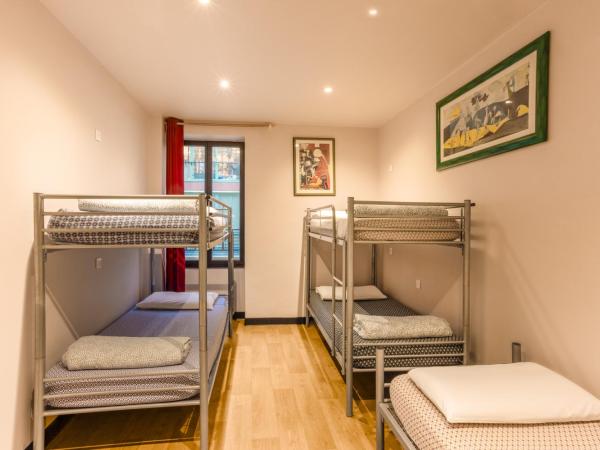Villa Saint Exupery Beach Hostel : photo 1 de la chambre lit simple dans dortoir pour femmes de 5 lits 