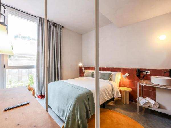 Madrid Live Coworking - SELF SERVICE - : photo 2 de la chambre chambre double - vue sur piscine