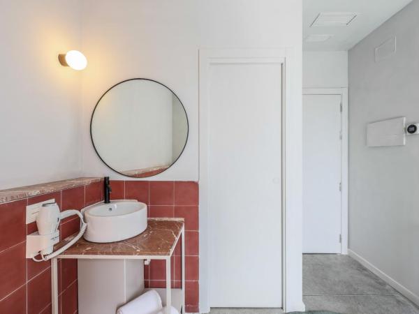 Madrid Live Coworking - SELF SERVICE - : photo 4 de la chambre chambre double - vue sur piscine