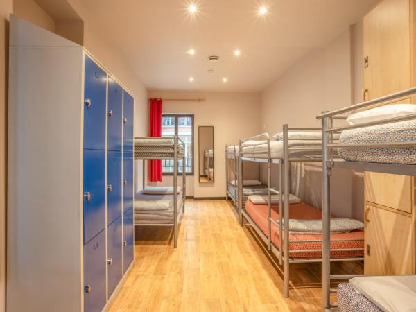 Villa Saint Exupery Beach Hostel : photo 1 de la chambre lit simple dans dortoir mixte de 8 lits